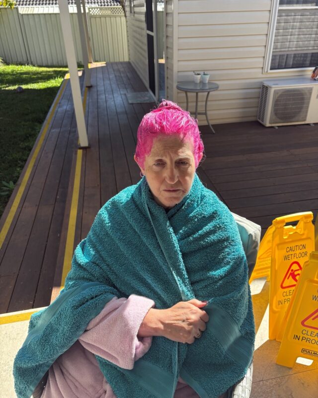 💖 Karen rocking pink hair like a true queen 👑 Now that’s the Allara spirit.. Unapologetically YOU!