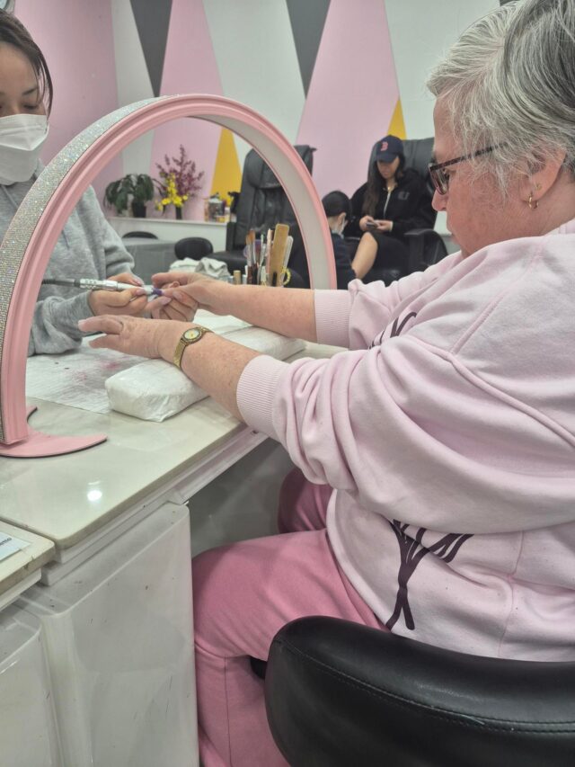 A wonderful day out helping Donna enjoy some self-care! 💅 Fresh nails are the perfect pick-me-up, and of course, pink was the top choice!